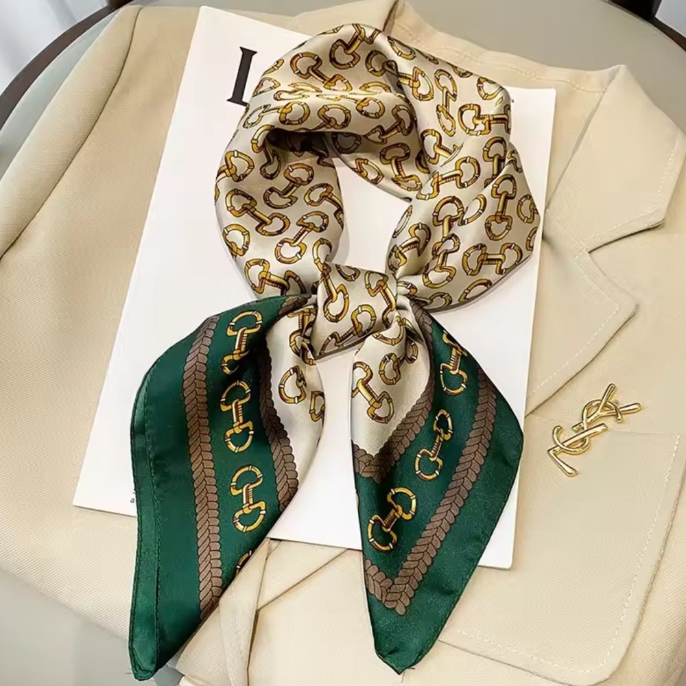 Luxurious Chain Print Scarf in Cream and Green